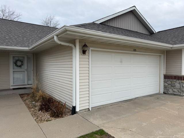 1335 Crescent View - Photo 1