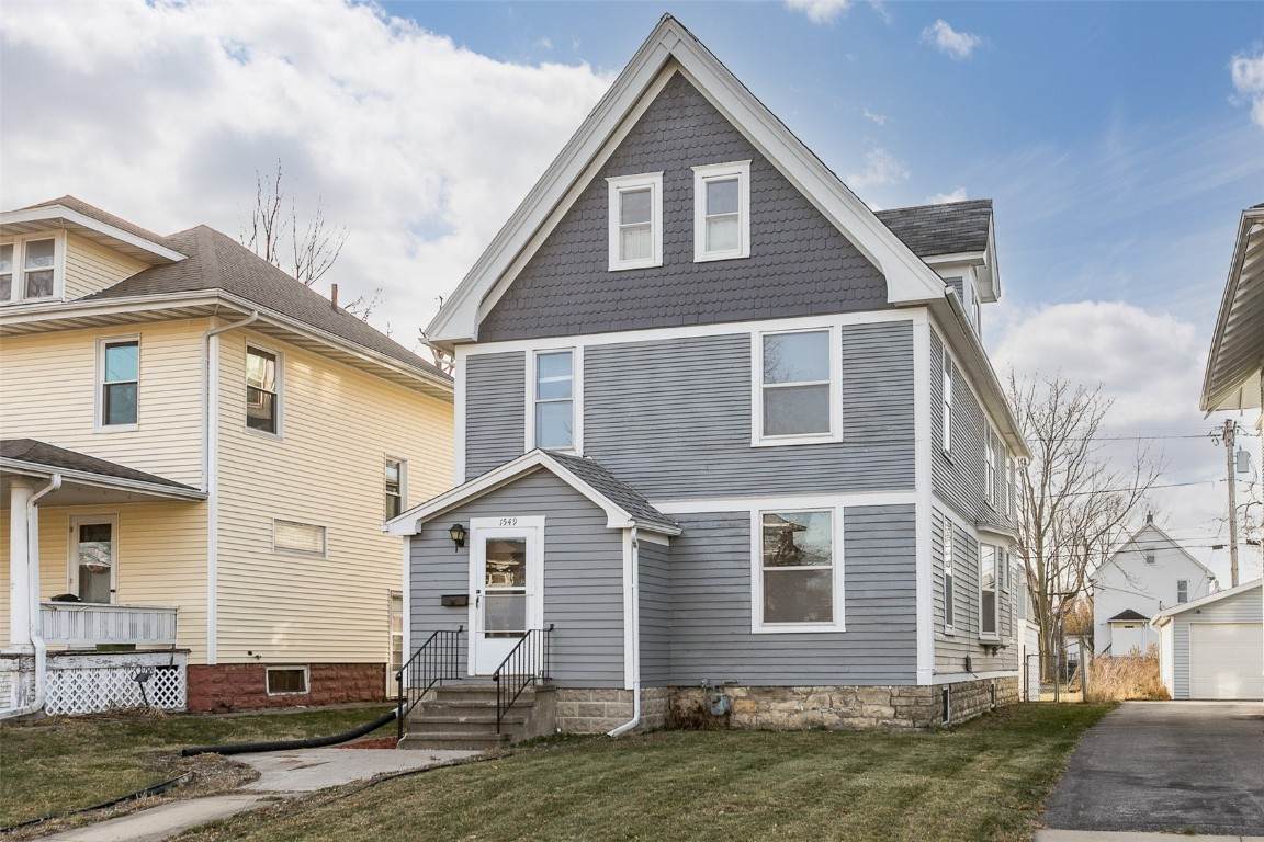 1549 5th Ave Se - Photo 1