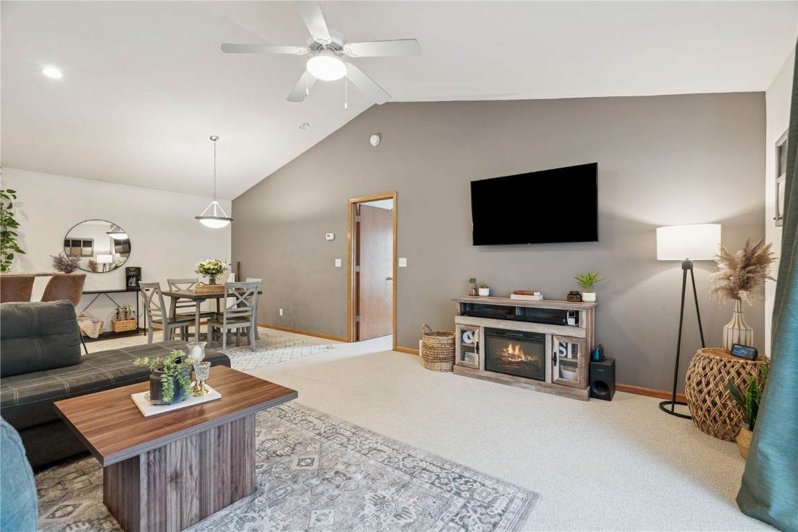 https://bt-photos.global.ssl.fastly.net/cedarrapids/orig_boomver_1_2506117-2.jpg