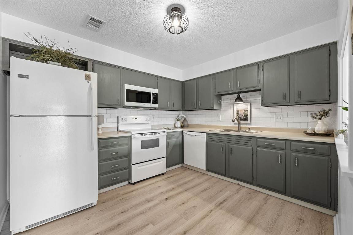 130 Thompson Dr Se - Photo 1