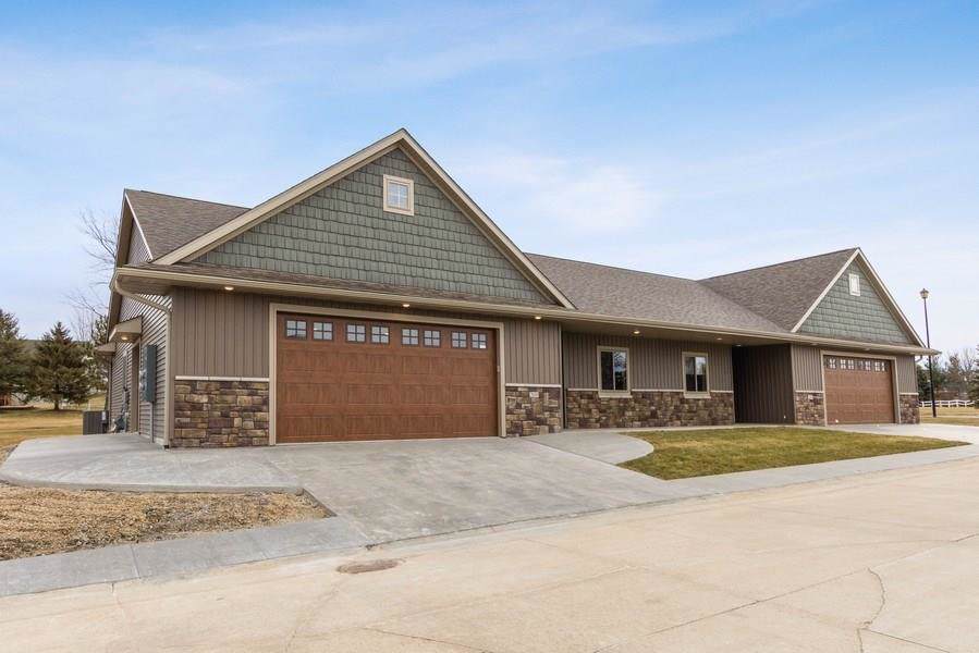 208 Golfview Court - Photo 1