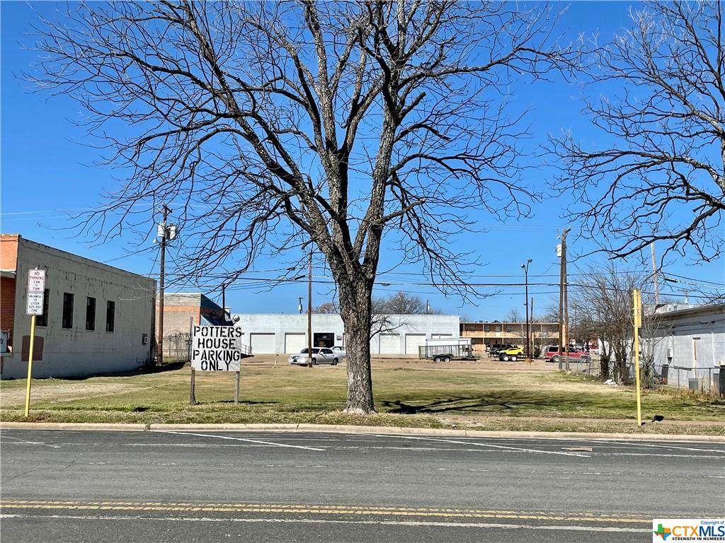 407 Avenue C - Photo 1