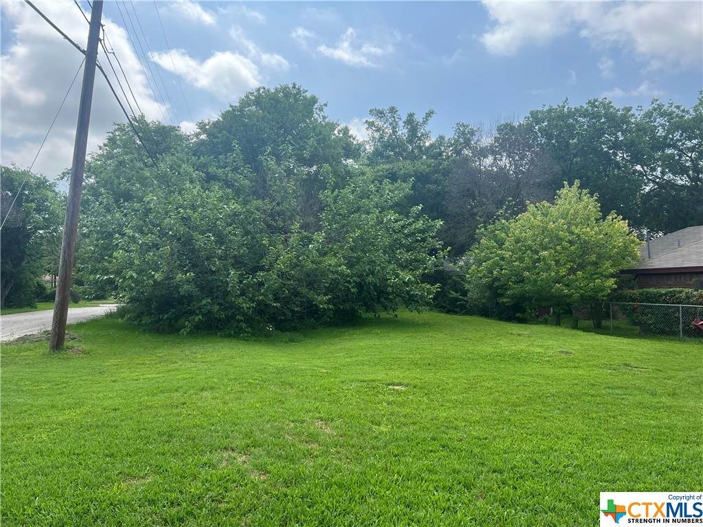 1403 E Avenue - Photo 1