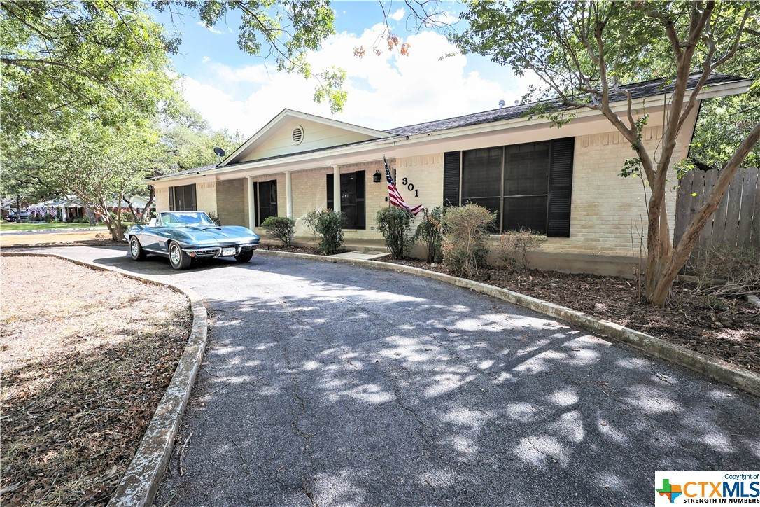 301 Oakwood Boulevard - Photo 1
