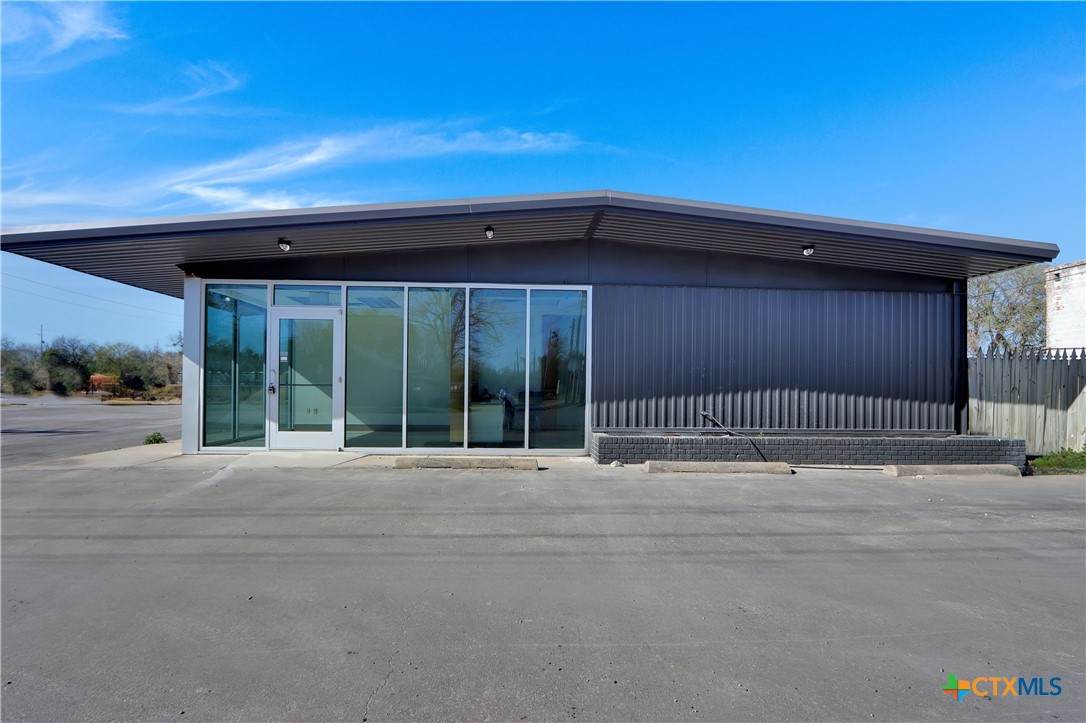 404 Kingsbury Street - Photo 1