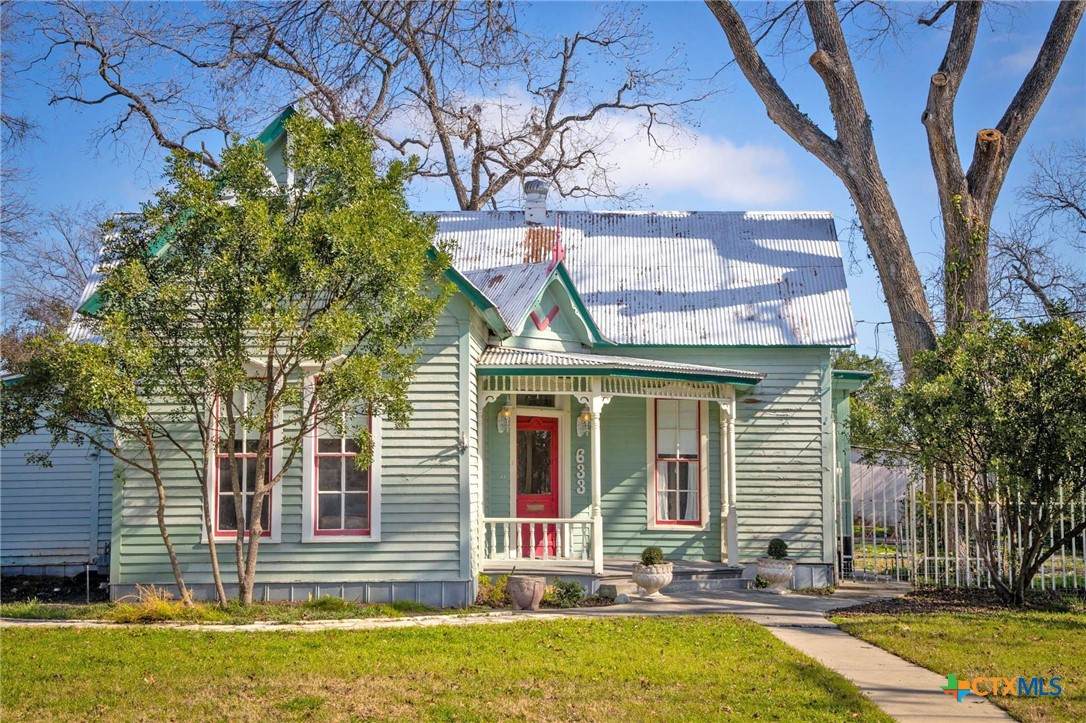 633 Castell Avenue - Photo 1