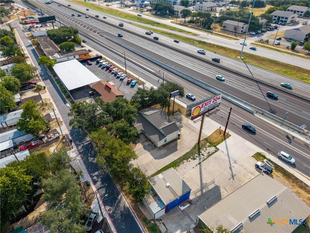 1712 Interstate 35 - Photo 1