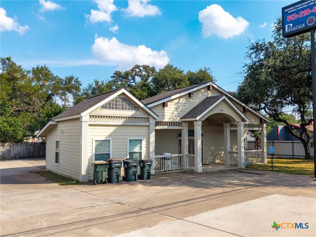 1712 Interstate 35 - Photo 1