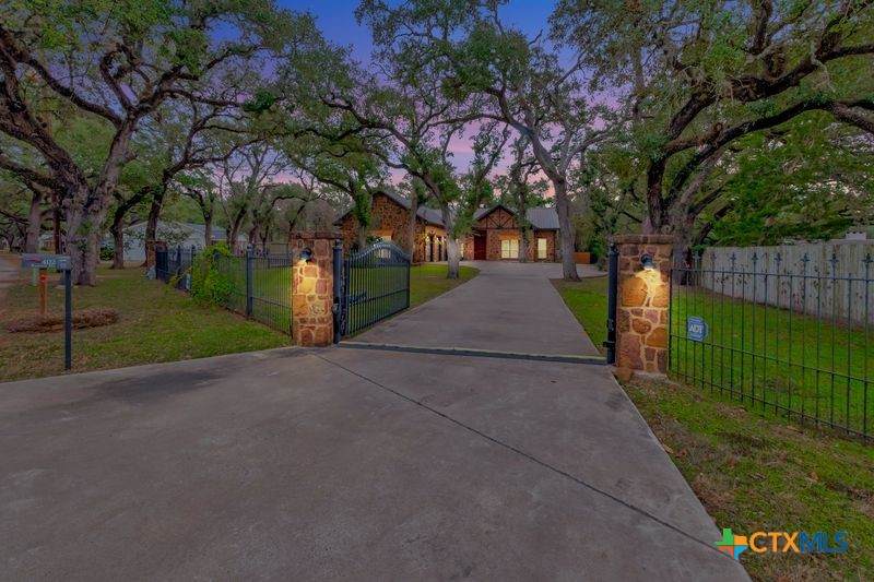 402 Sunset Drive - Photo 1