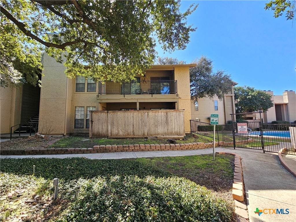 1202 Thorpe Lane - Photo 1