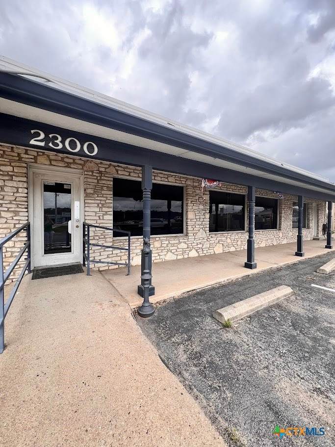 2300 Us Highway 281 - Photo 1