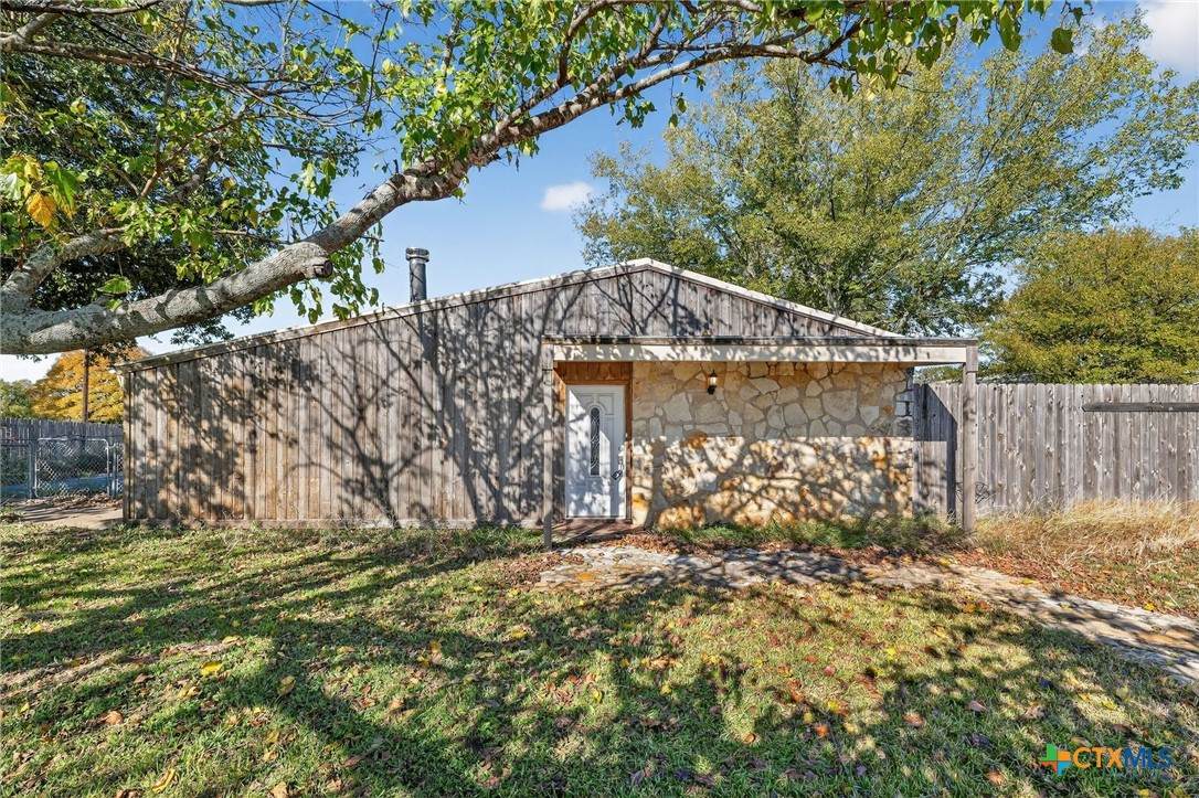 205 Lakewood Drive - Photo 1
