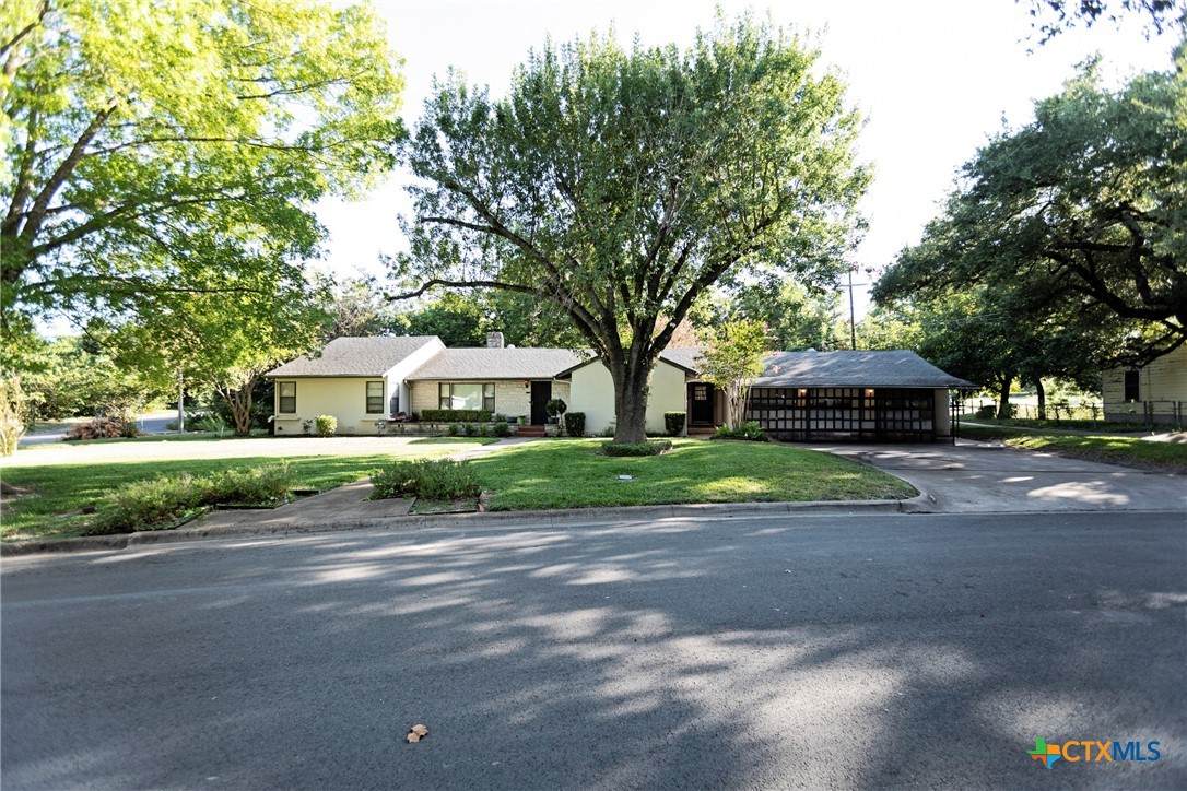 319 King Circle - Photo 1