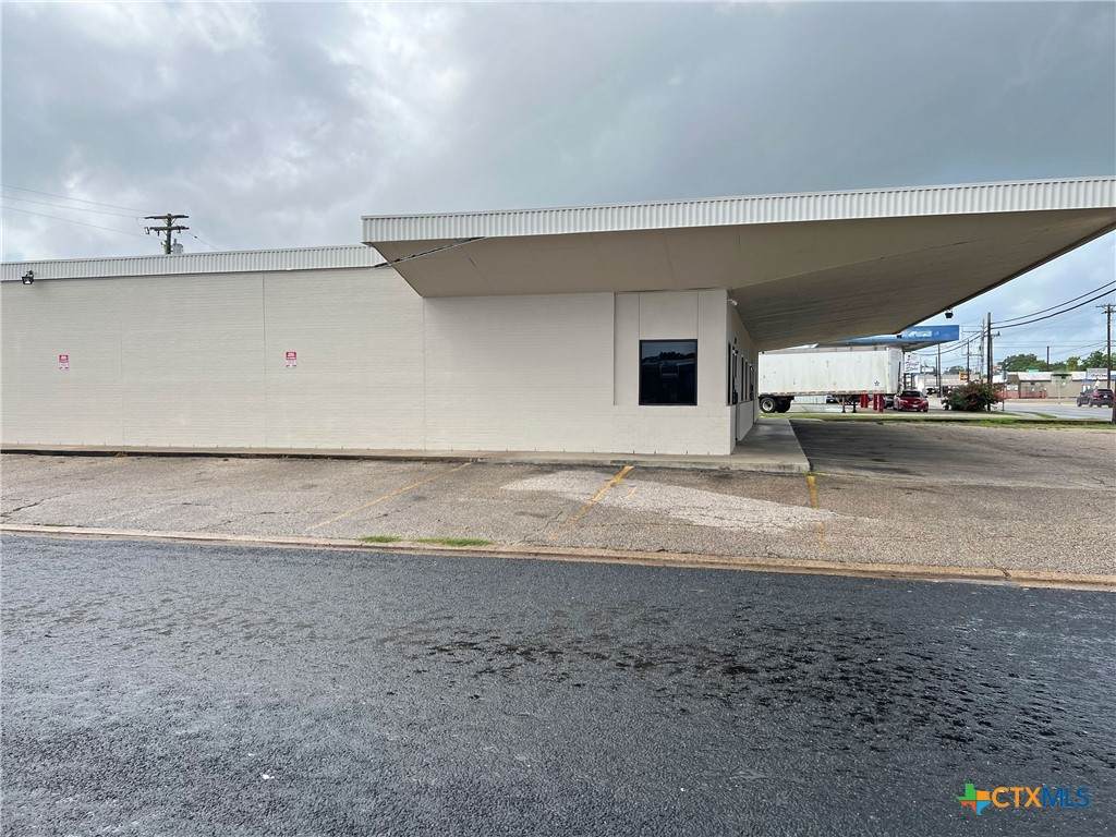 2112 Navarro - Photo 1