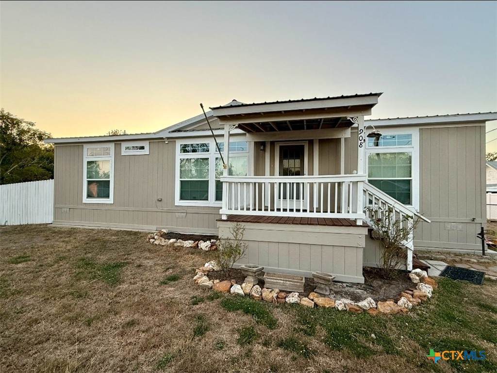 908 Henry Street - Photo 1