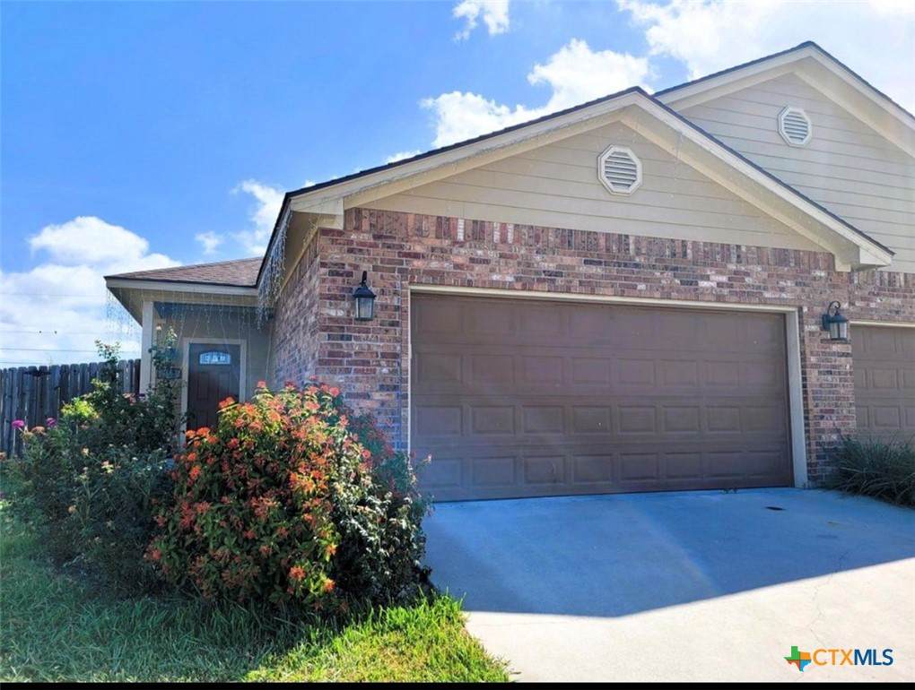 112 Teakwood Drive - Photo 1