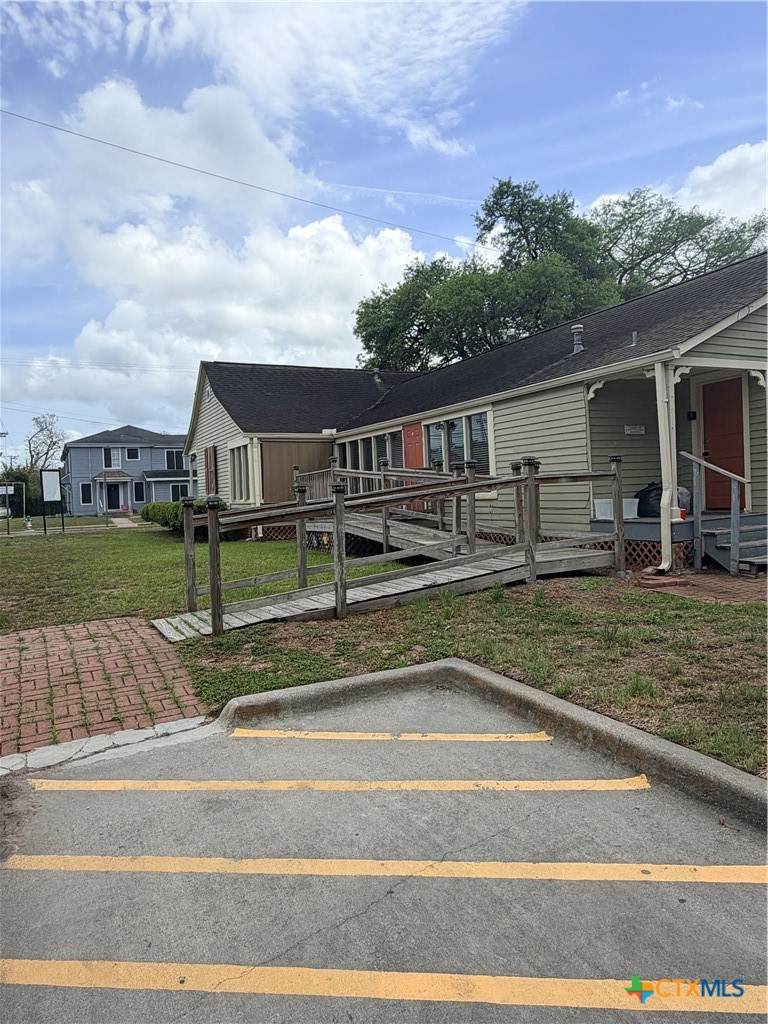 607 N Bridge - Photo 1