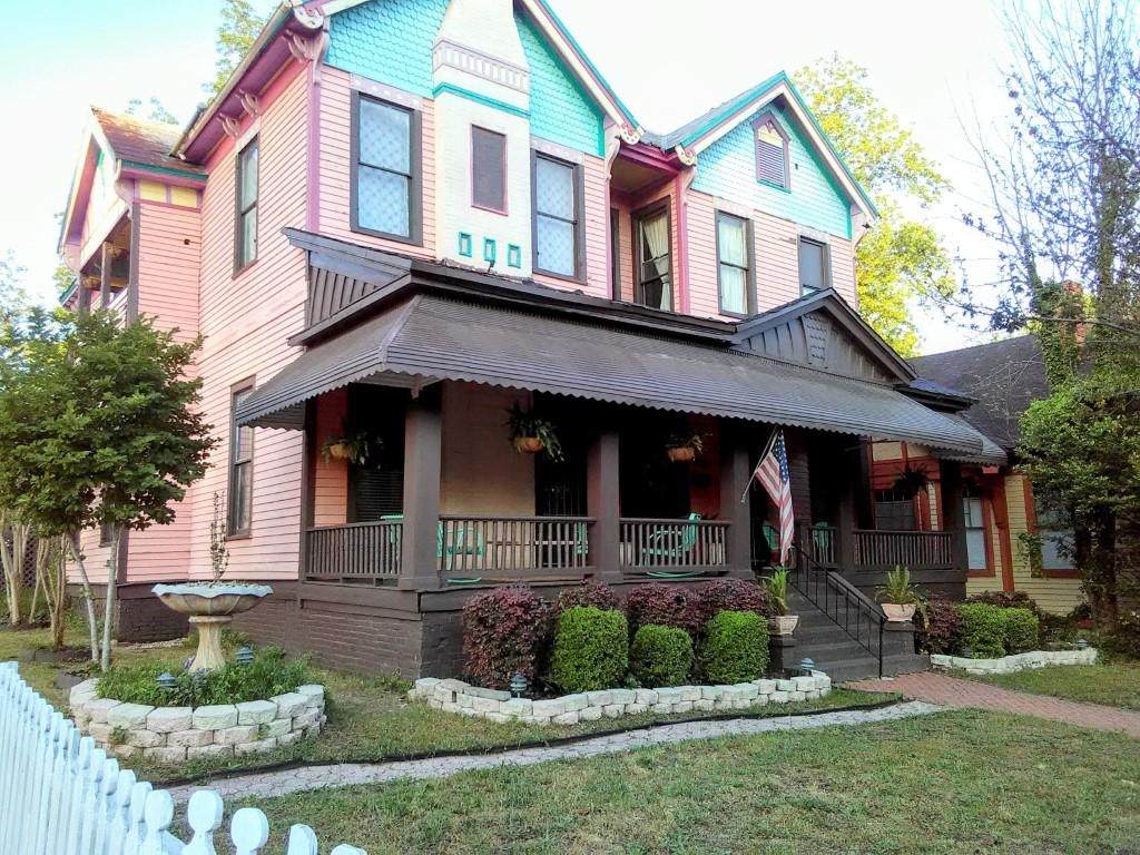 1352 Forsyth Street - Photo 1