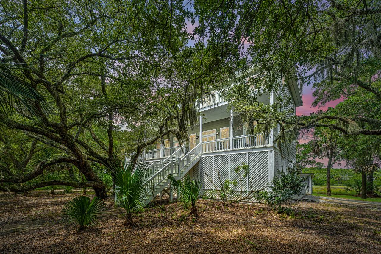 831 Hammocks Way - Photo 1
