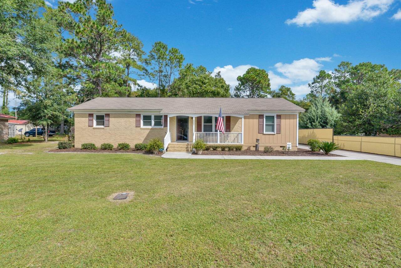 221 Carolina Circle - Photo 1