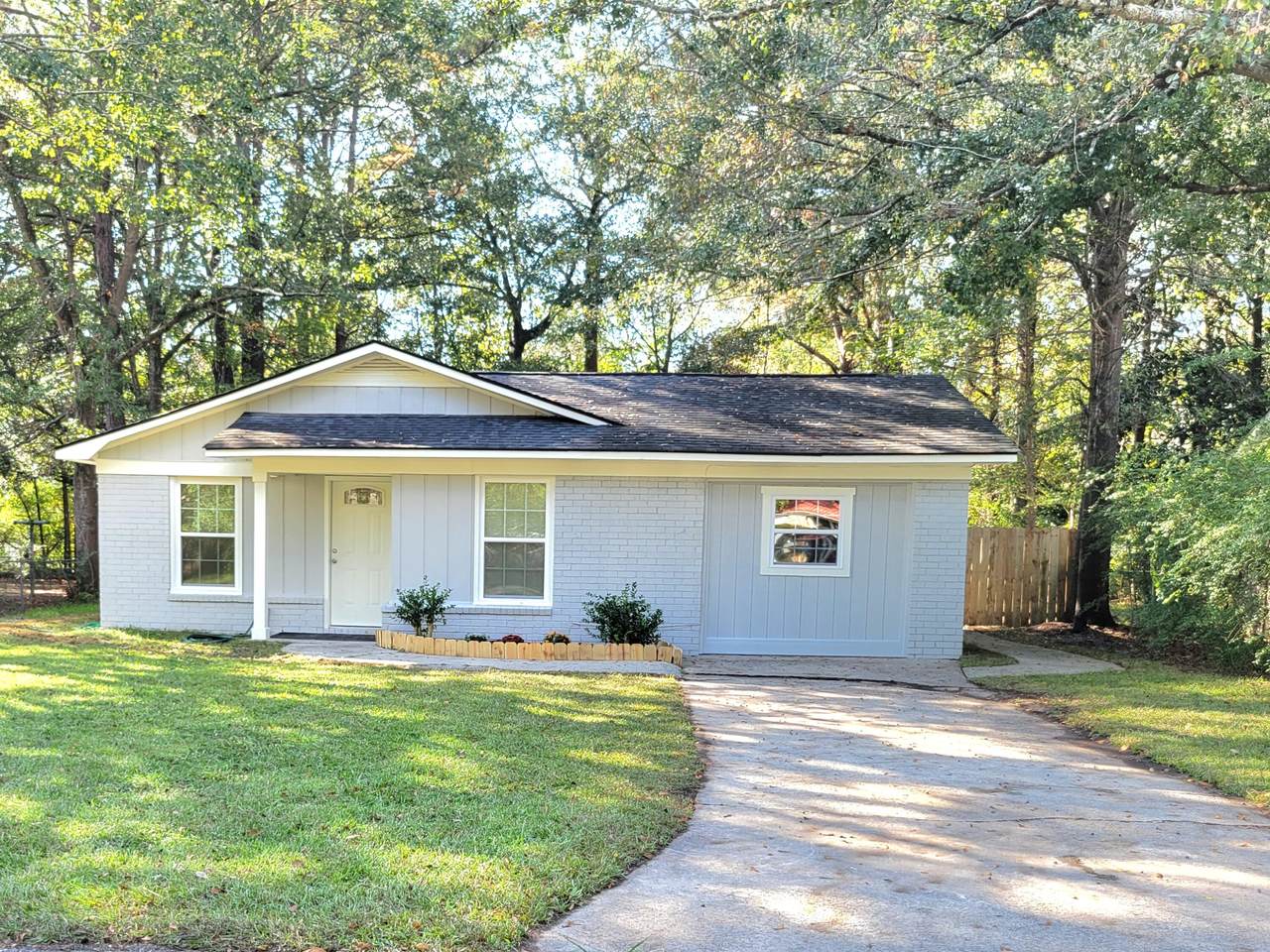 215 Elliott Drive - Photo 1