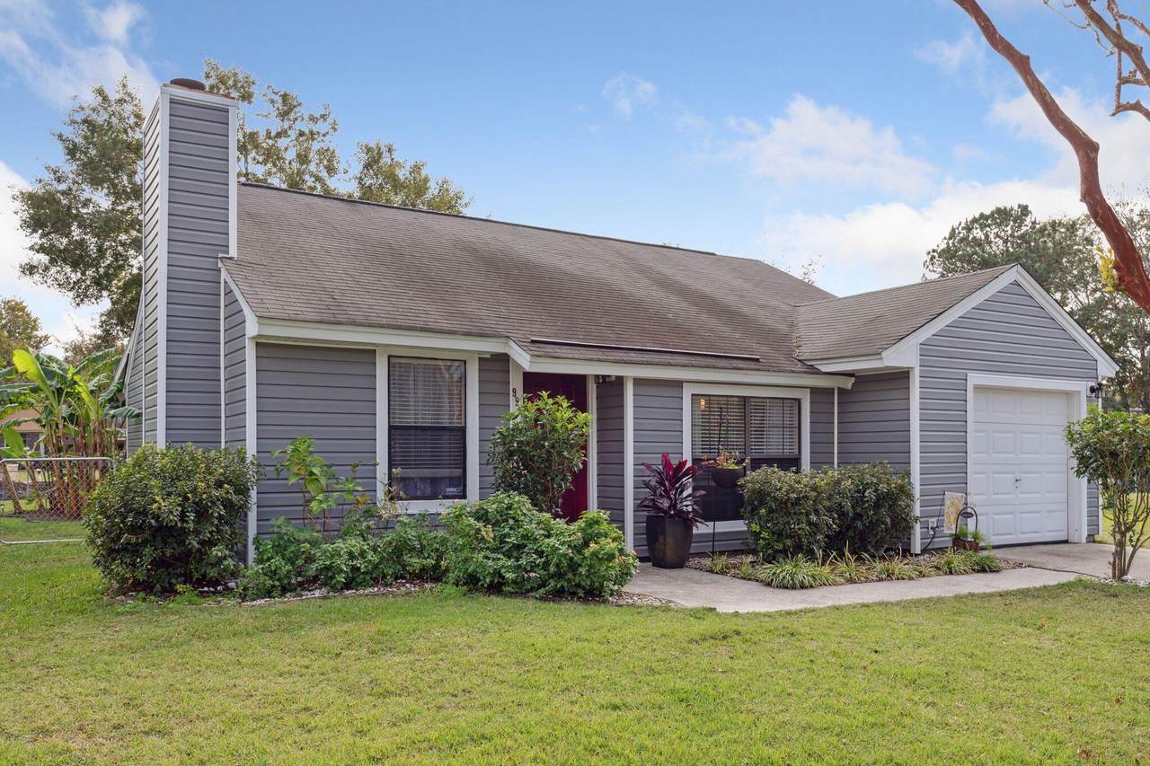 995 Oakcrest Drive - Photo 1