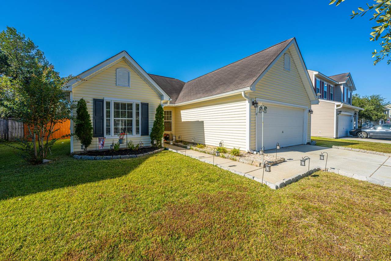 9656 S Carousel Circle, Summerville, SC 29485 (24000685) The