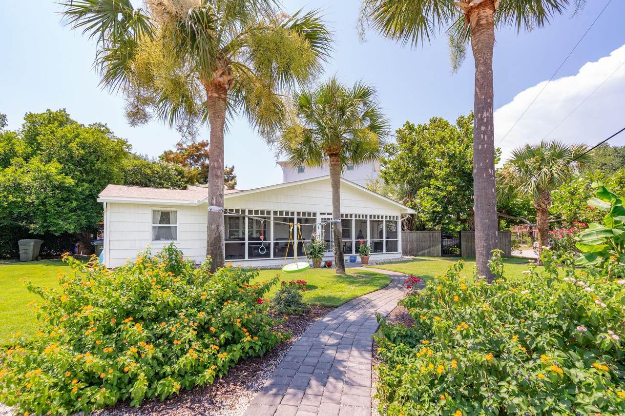 415 Carolina Boulevard - Photo 1