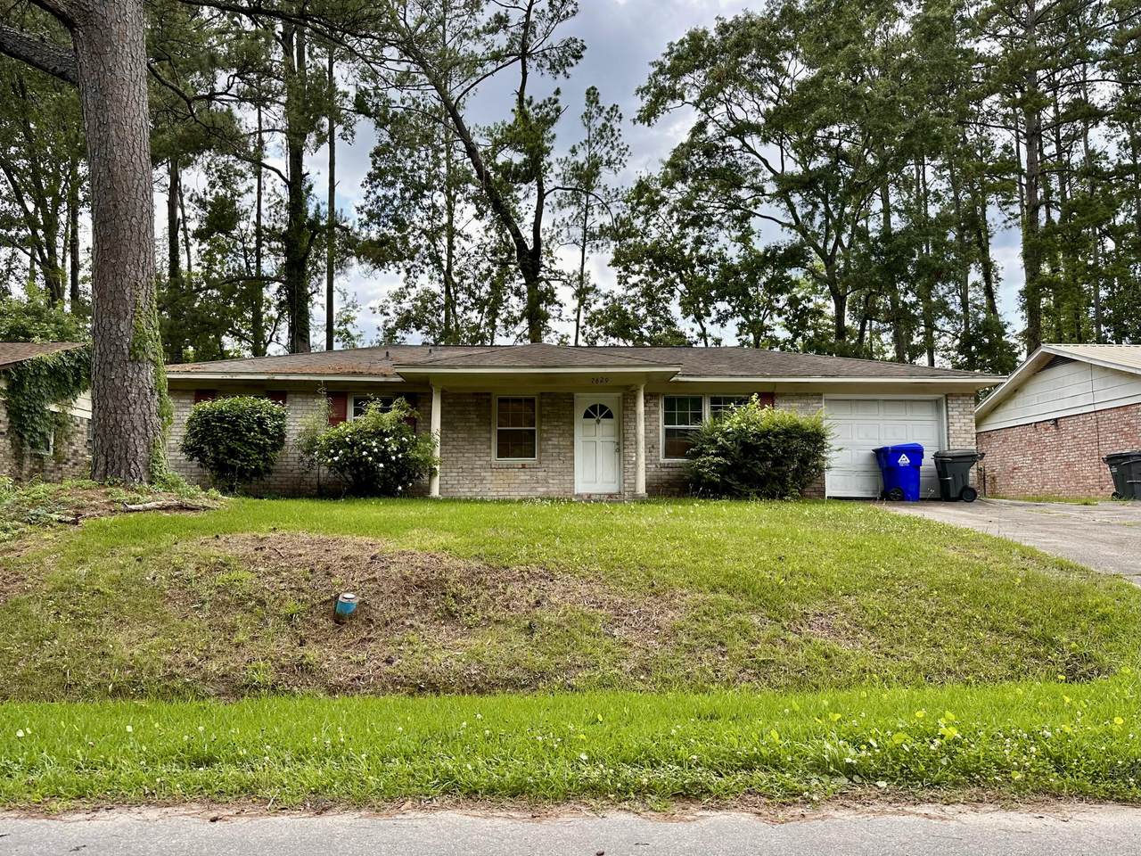 7629 Crossgate Boulevard - Photo 1