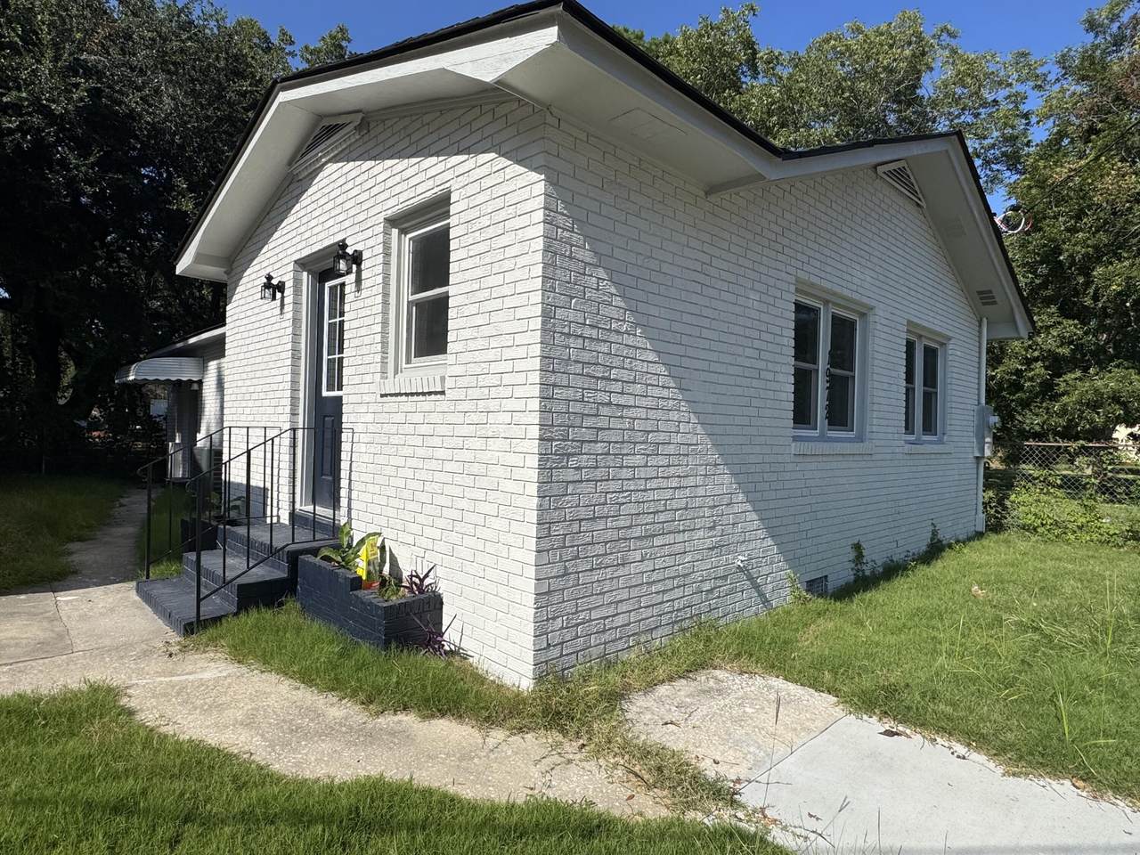 1972 Arbutus Avenue - Photo 1