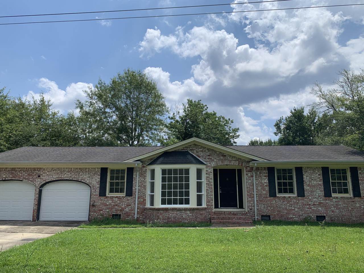 205 Pinewood Drive - Photo 1