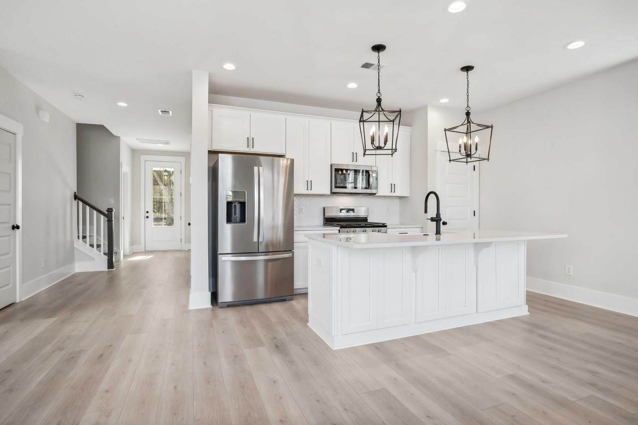 444 Queenview Lane - Photo 1