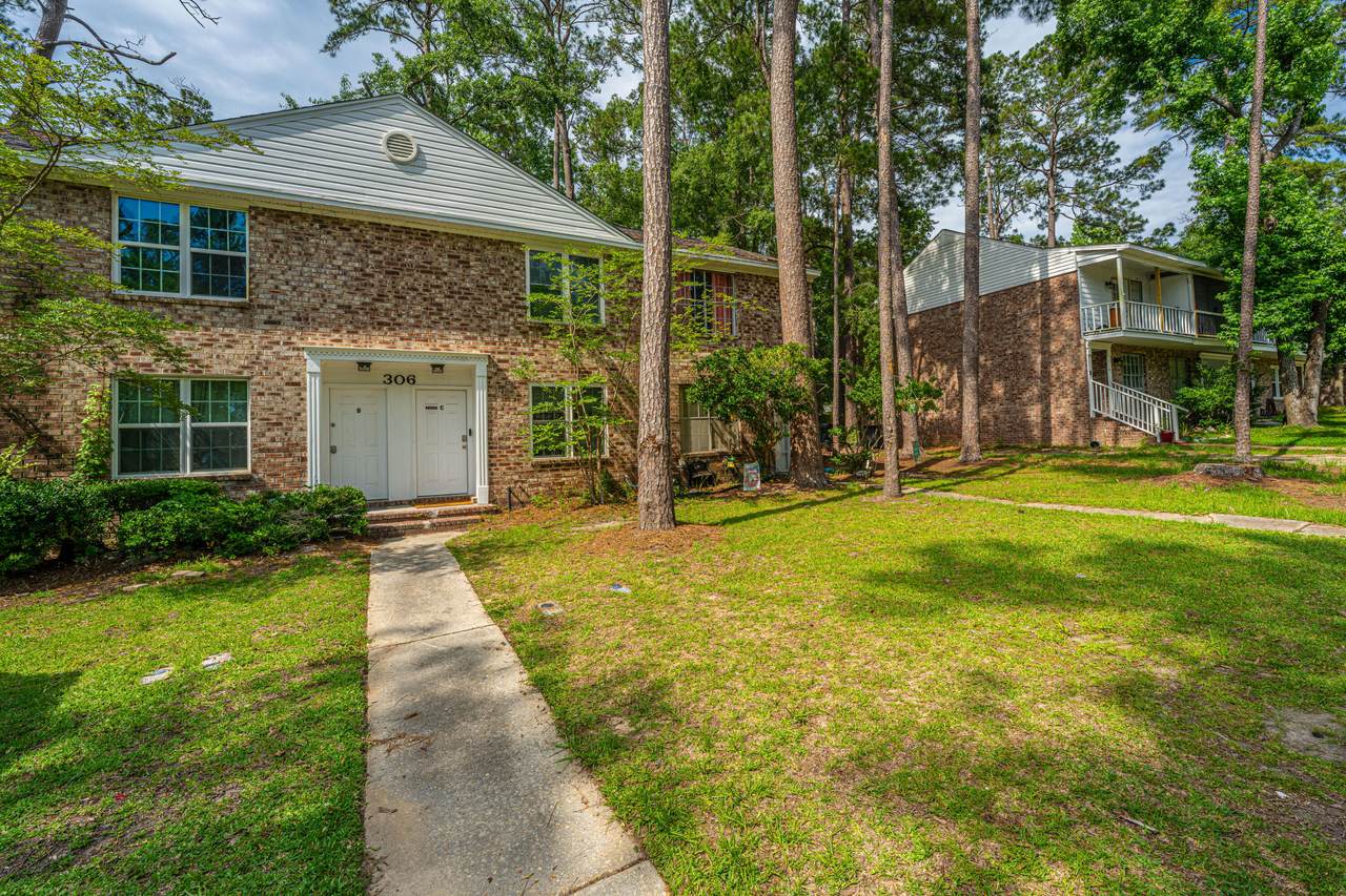306 Crestview Drive - Photo 1