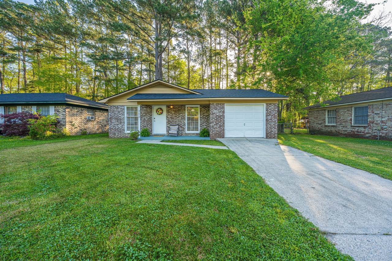 302 Elliott Drive - Photo 1