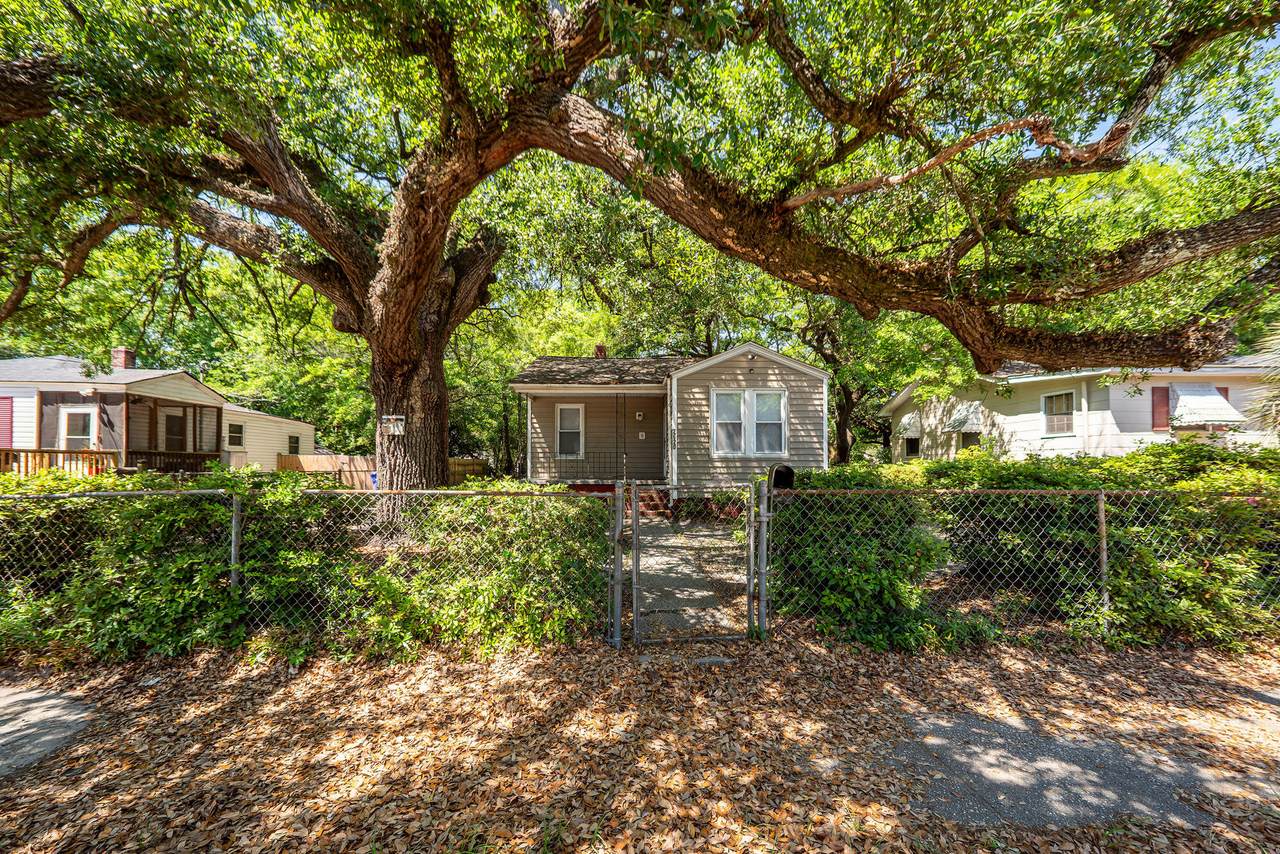 2620 Woodlawn Avenue - Photo 1