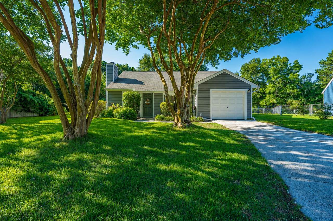 995 Oakcrest Drive - Photo 1