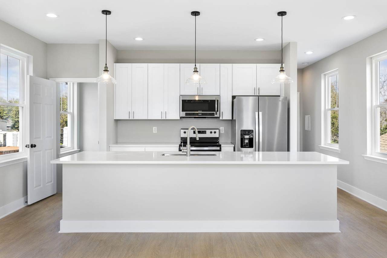 2028 Arbutus Avenue - Photo 1