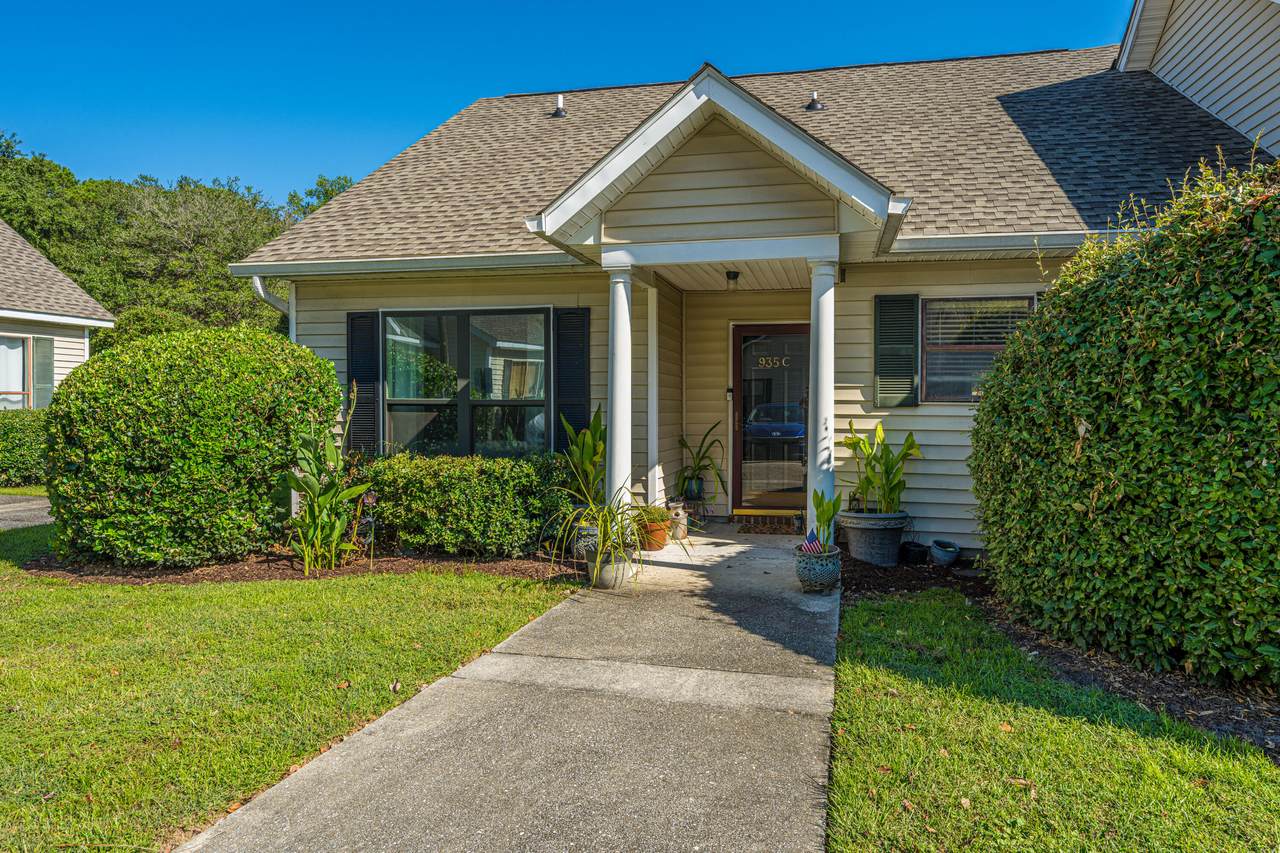 935 Estates Boulevard - Photo 1