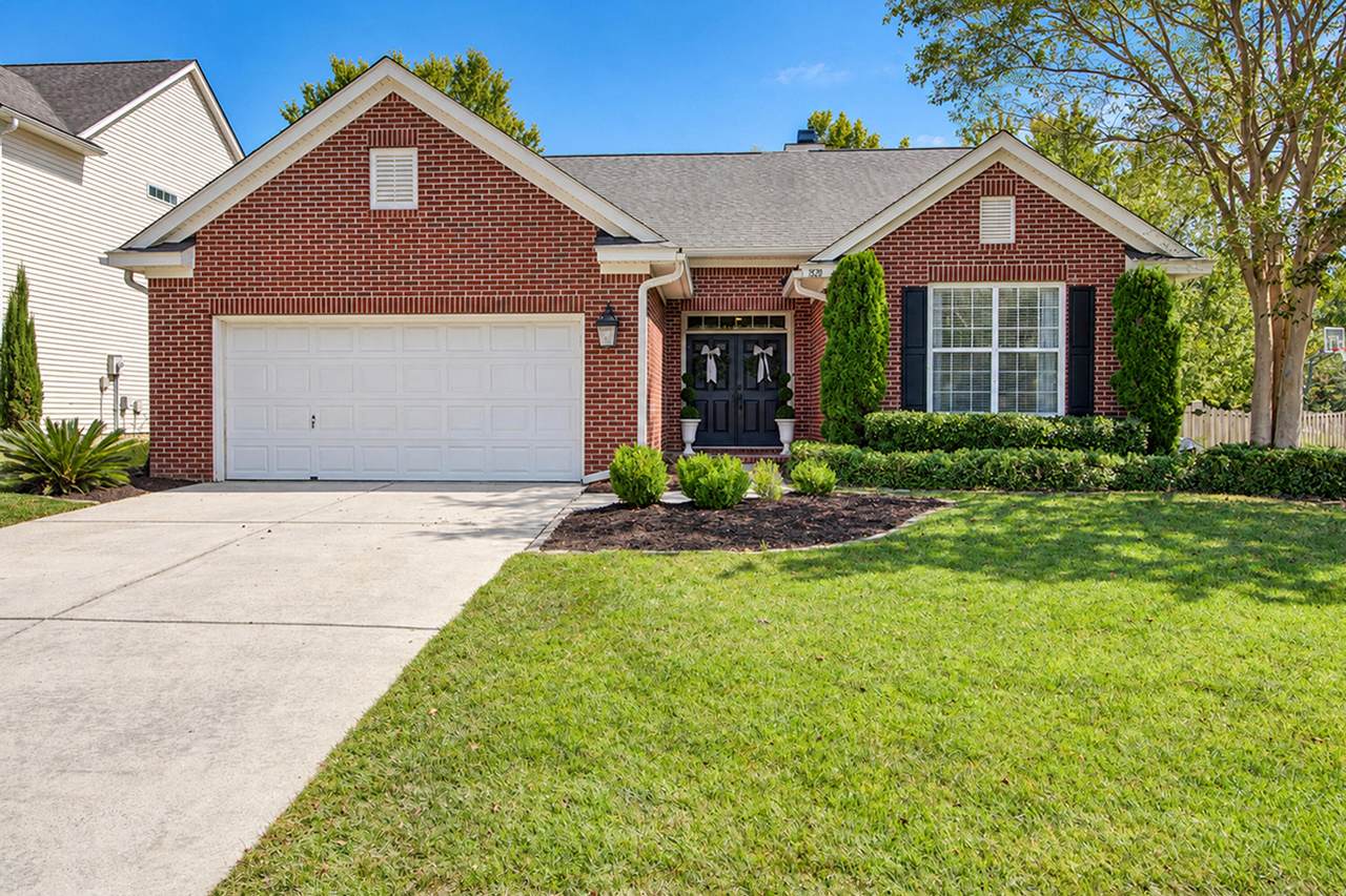 1520 Clarendon Way - Photo 1