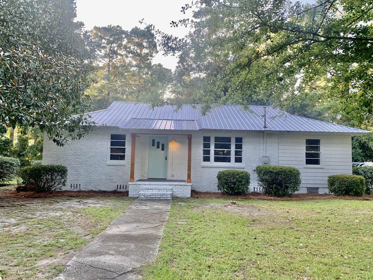 304 Forest Circle - Photo 1