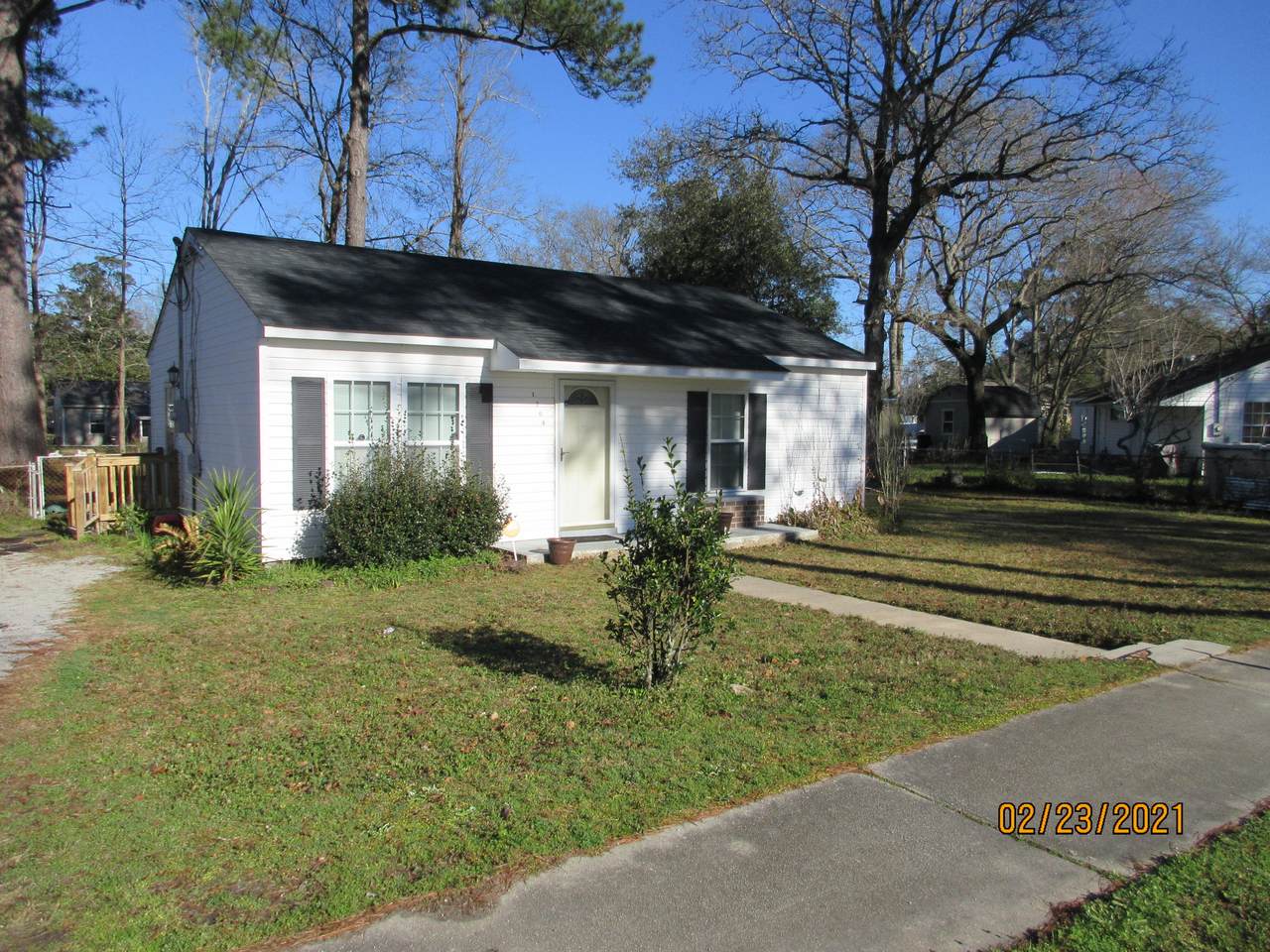 1204 Dickson Avenue - Photo 1