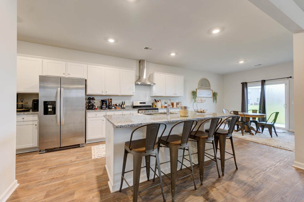 117 Oakwood Boulevard - Photo 1