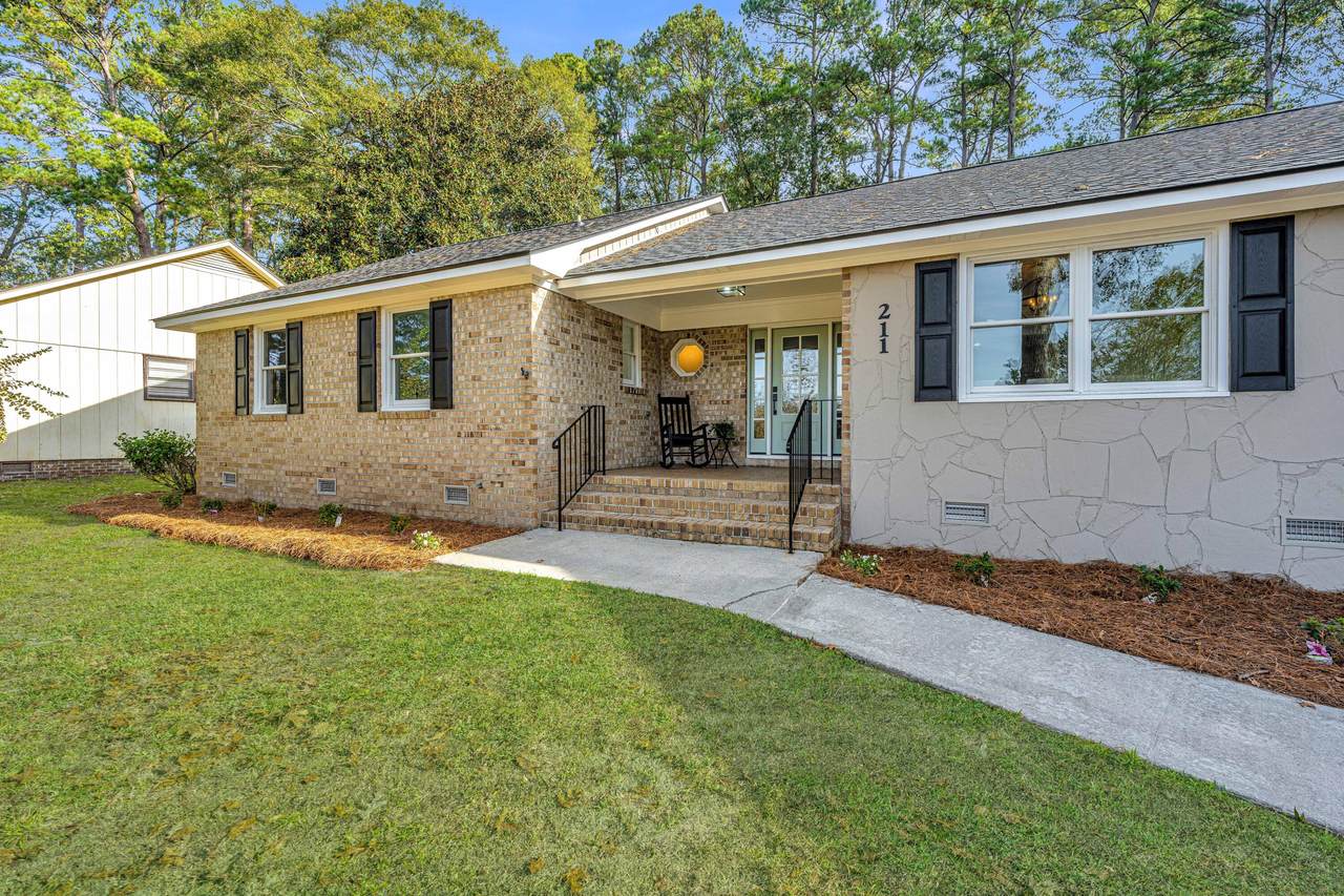211 Shaftesbury Lane - Photo 1