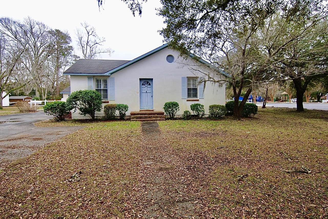 202 Live Oak Drive - Photo 1