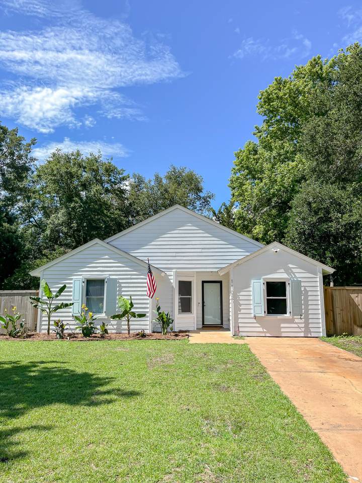 1102 Oakcrest Drive - Photo 1