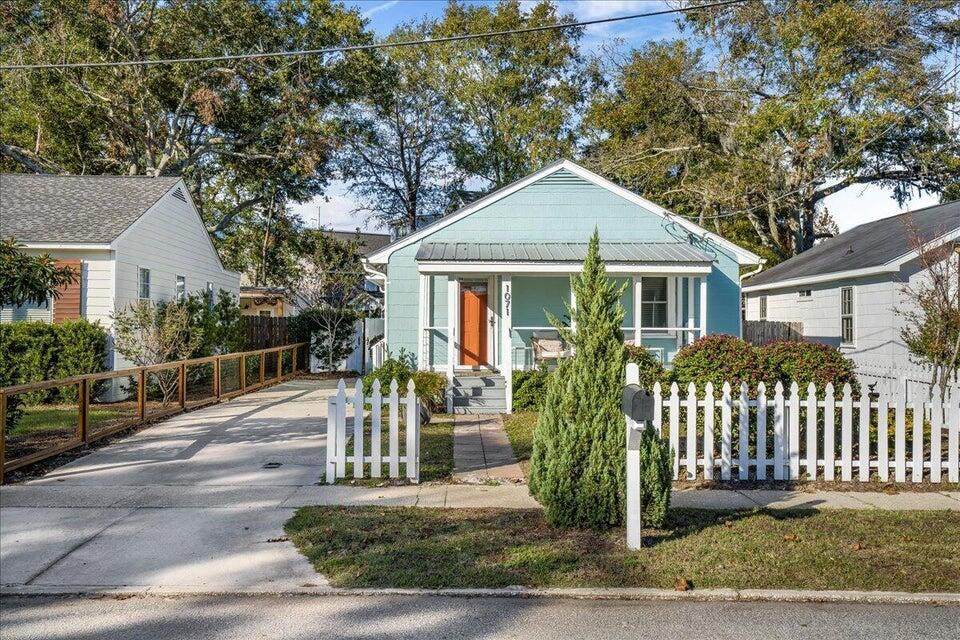 1071 Lockhart Street - Photo 1
