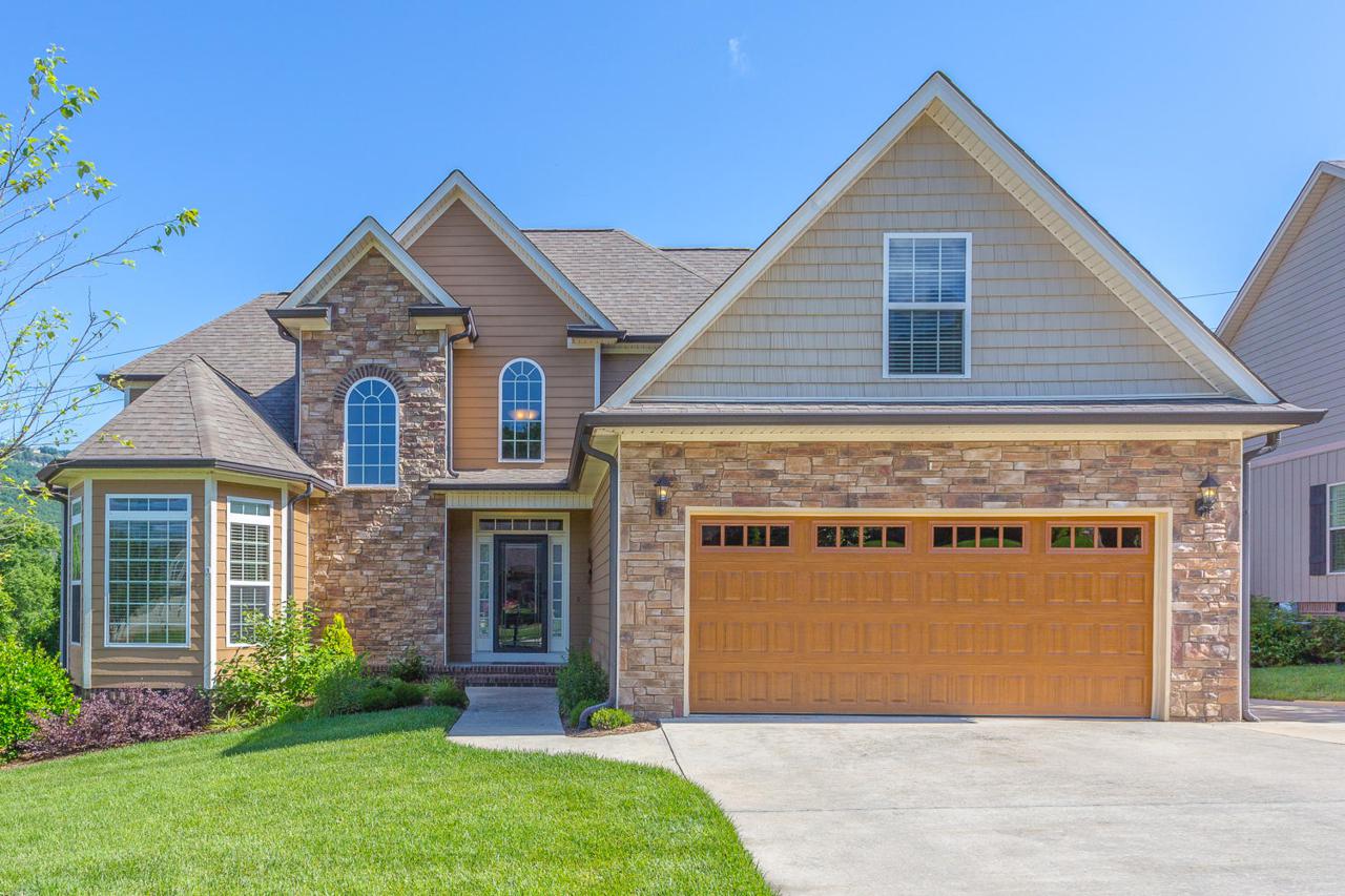 1039 Lynnstone Dr - Photo 1