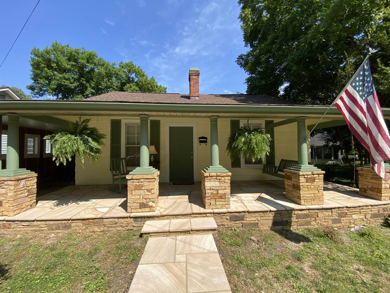 107 Cypress Ave - Photo 1