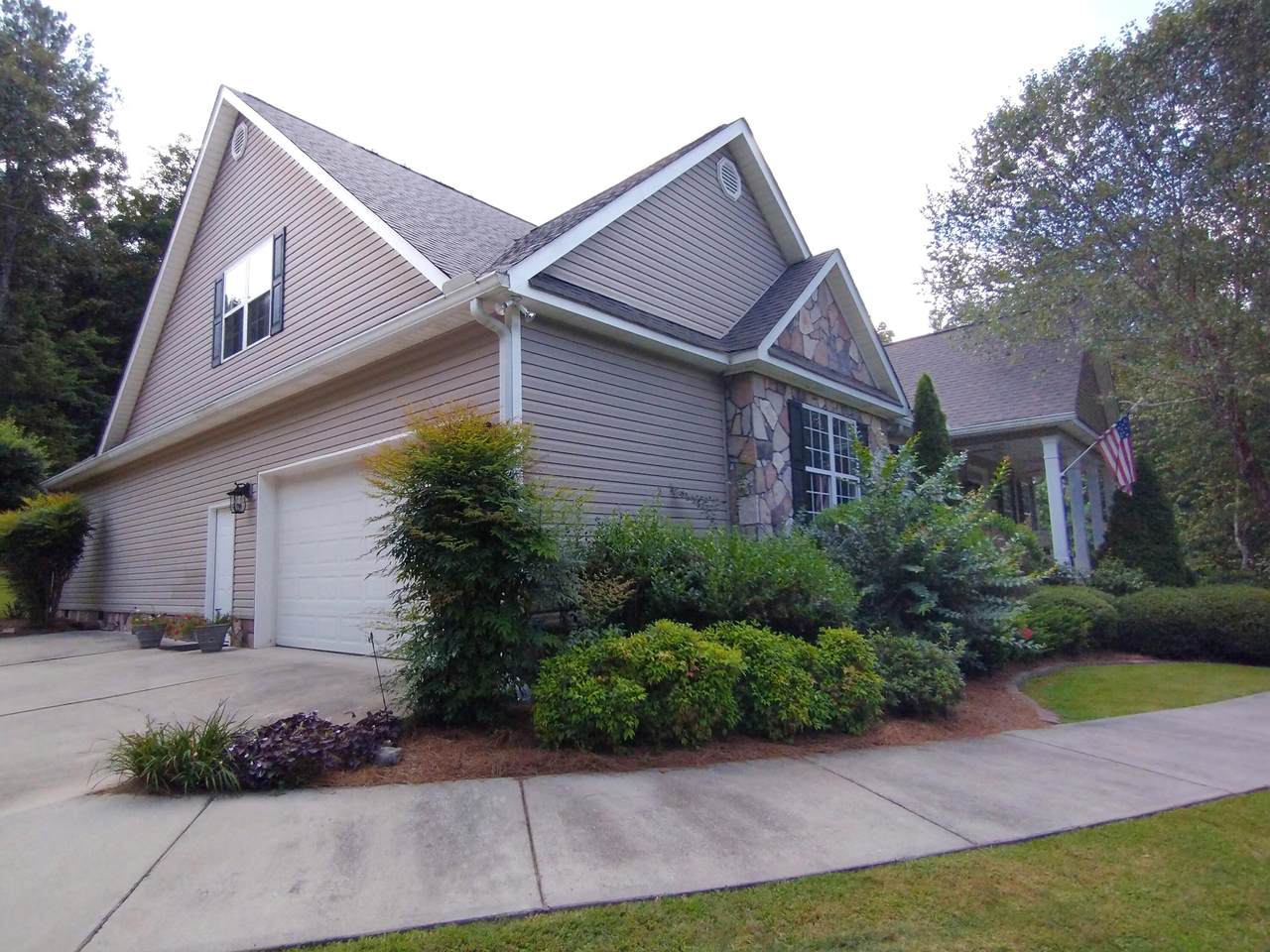 414 Twin Lakes Way - Photo 1