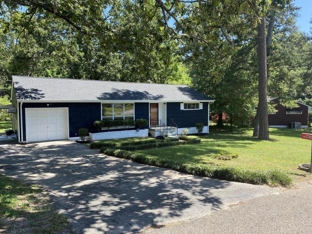 1585 Akins Dr - Photo 1